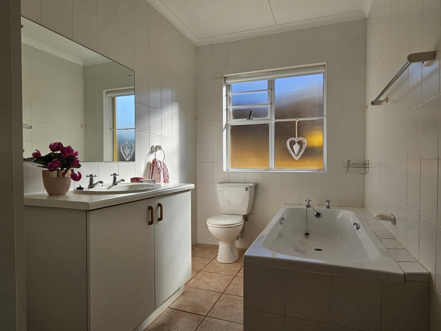3 Bedroom Property for Sale in Wavecrest Eastern Cape